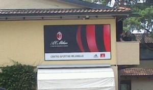 Ore 11 - Tutto pronto, è cambiato anche il manifesto all'ingresso del Centro Sportivo Milanello