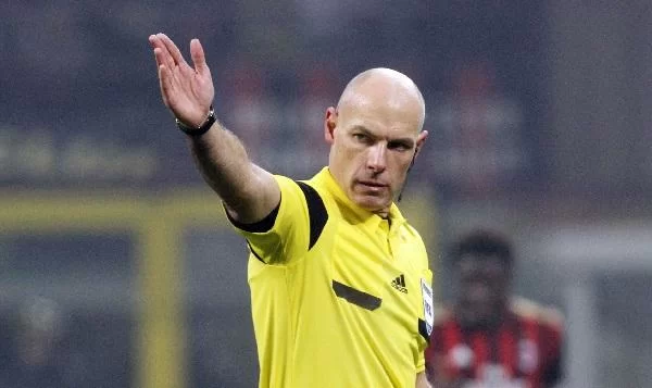 VIDEO/ L’arbitro Webb è un fuoriclasse anche come calciatore: ecco il rigore “calciato”