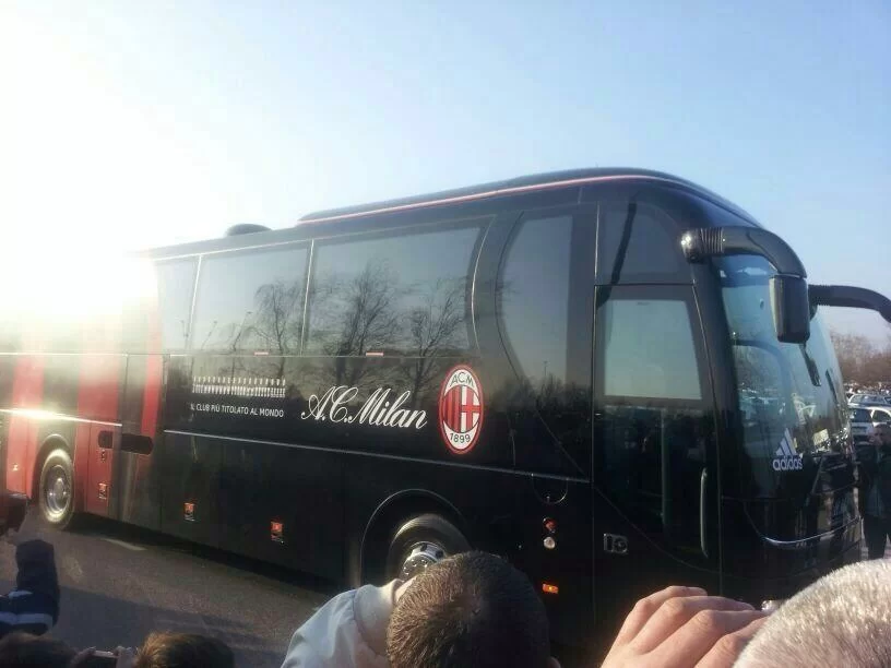 SM PHOTOGALLERY/ Ecco l’arrivo del pullman del Milan allo stadio Friuli