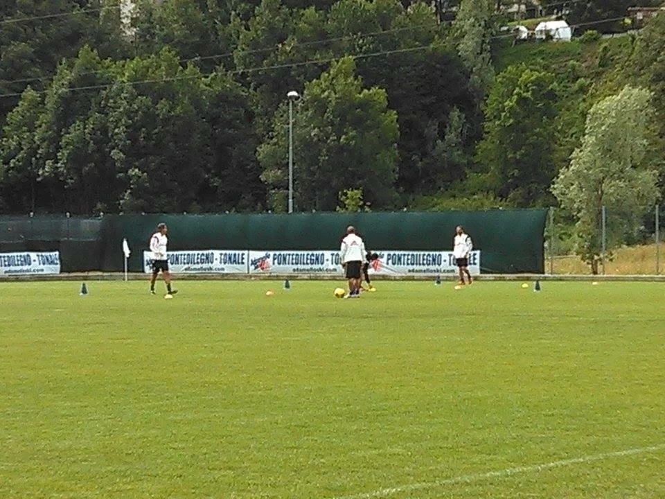 SM FOTO/ Brocchi prepara il campo di Temù. Tifosi già presenti sugli spalti