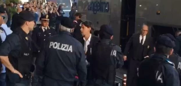 SM VIDEO/ L’arrivo del pullman del Milan a Napoli, quanto calore da parte della gente!