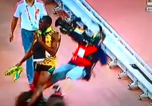 VIDEO – Usain Bolt investito da un cameraman dopo la vittoria nei 200 metri!