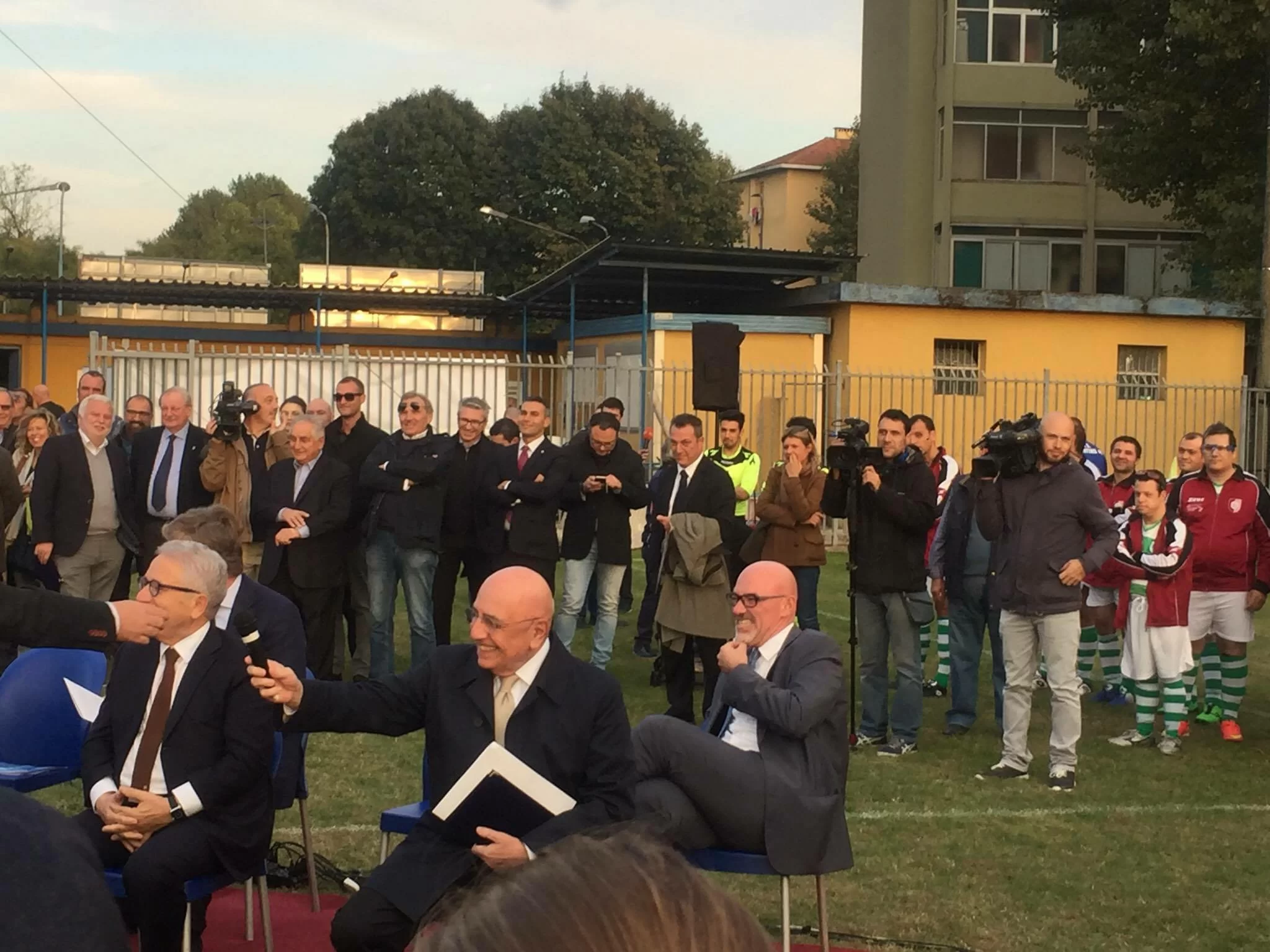 Galliani: “Siete fantastici, grazie per la targa”