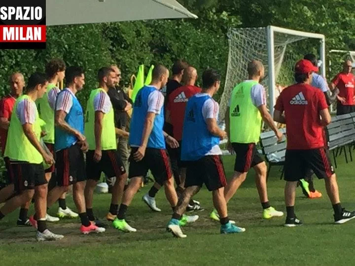 SM/ In corso stretching ed esercizi di fine sessione a Milanello