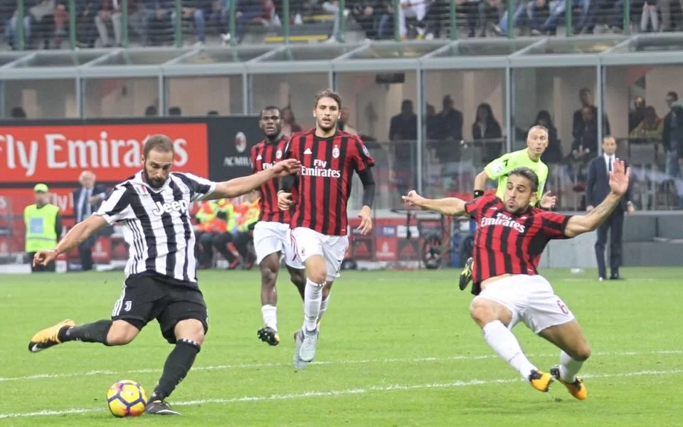 Milan-Juventus, Higuain l’aperitivo del maxi-affare: Bonucci e Caldara i dessert