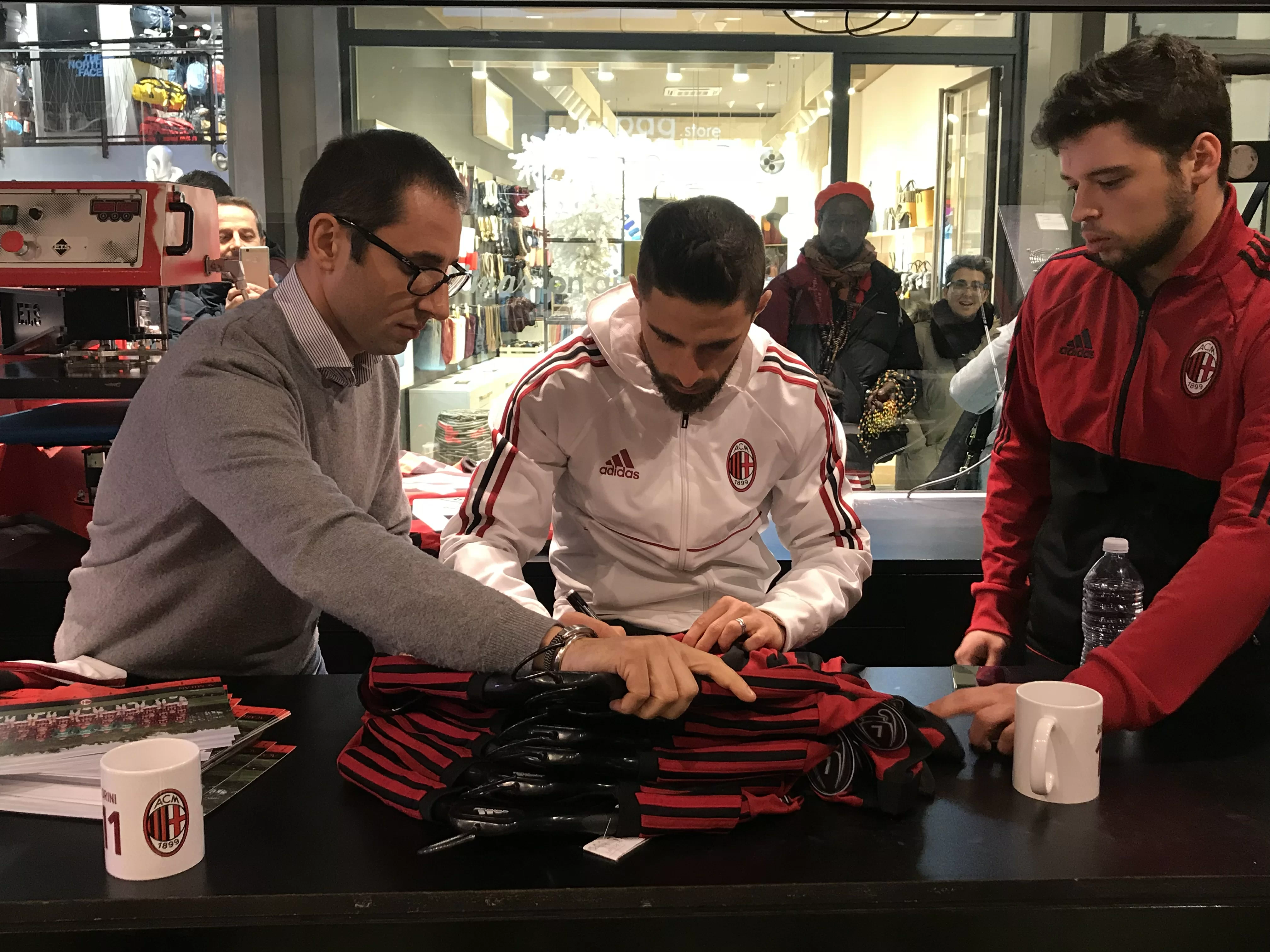 SM PHOTOGALLERY/ Fabio Borini al Milan Megastore