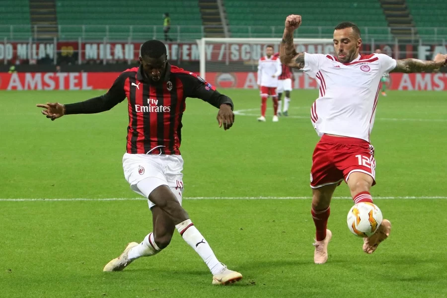 Europa League, l’Olympiacos travolge il Dudelange e agguanta il Milan: tre squadre in un punto