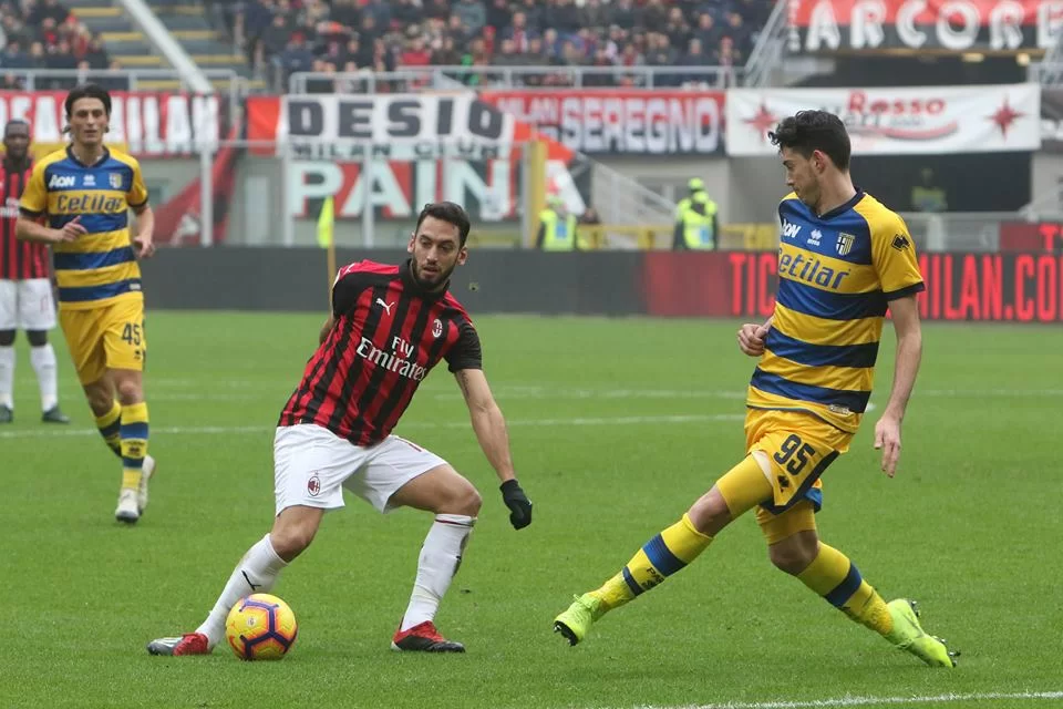 SM/ Genoa-Milan, Calhanoglu lascia il campo zoppicando