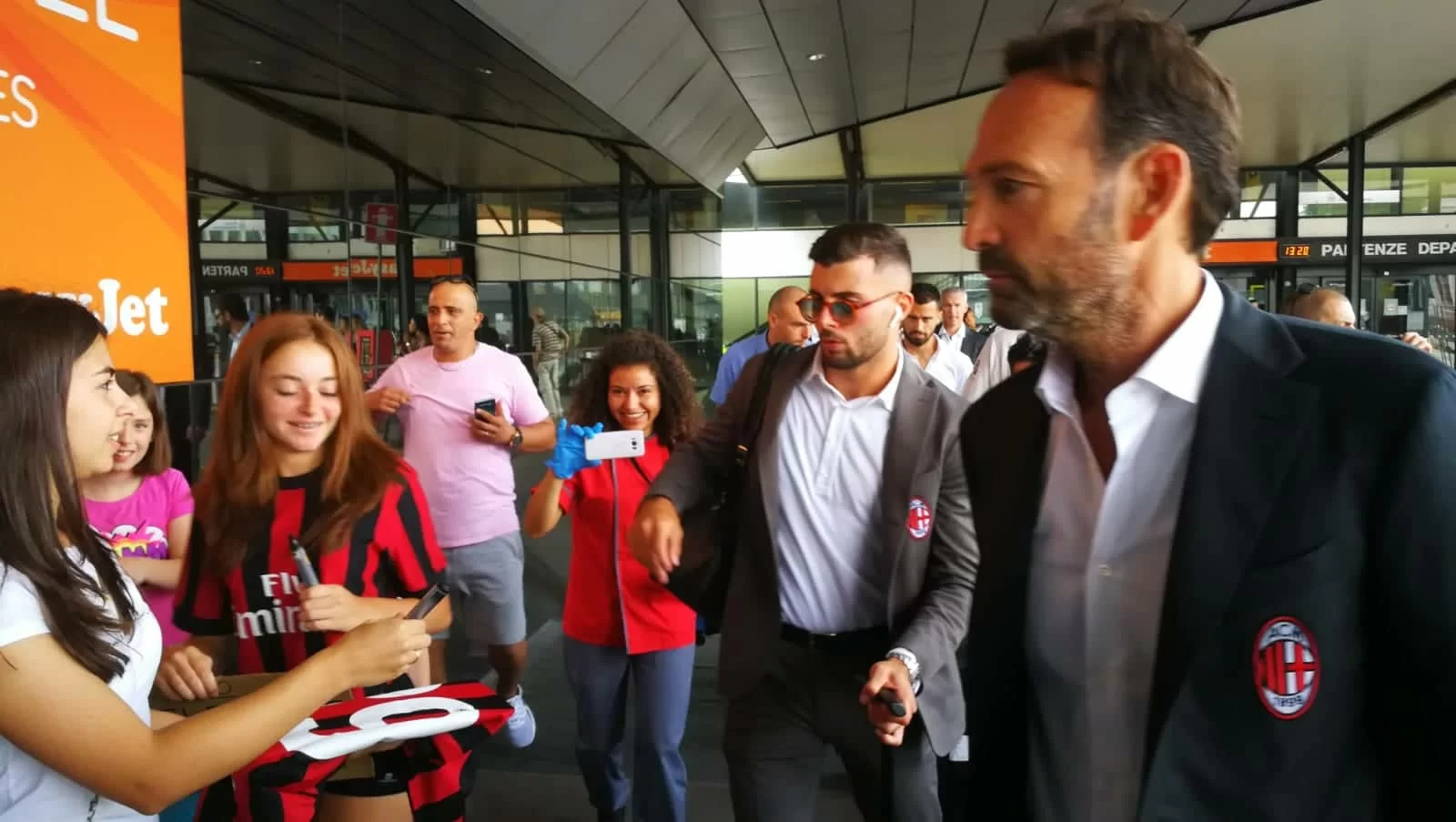 VIDEO SM – L’arrivo del Milan a Malpensa e le parole di Giampaolo