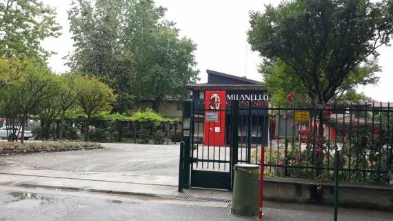 Maltempo a Milanello: crolla un albero sulla strada, nessun problema per la squadra