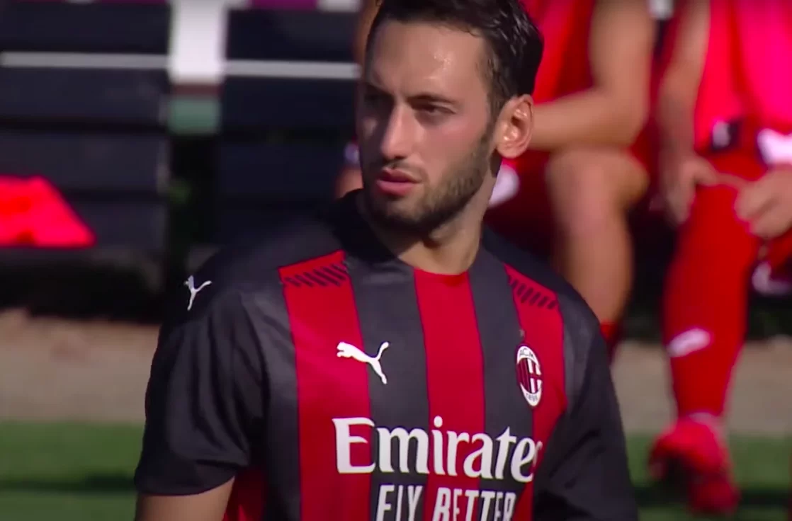 Calhanoglu: “Il nostro obiettivo è la Champions. Con Pioli gioco finalmente nel mio ruolo”