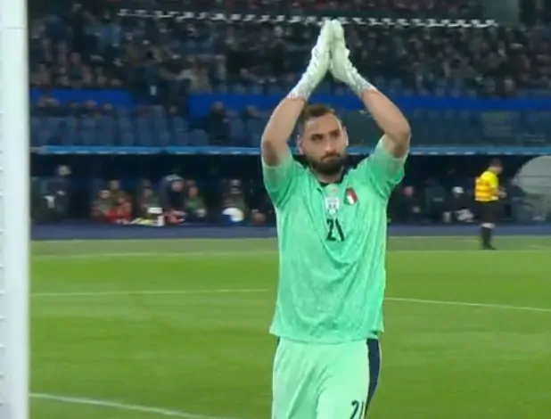 Italia-Svizzera – Donnarumma sotto la Curva Sud. Quello che succede è strepitoso