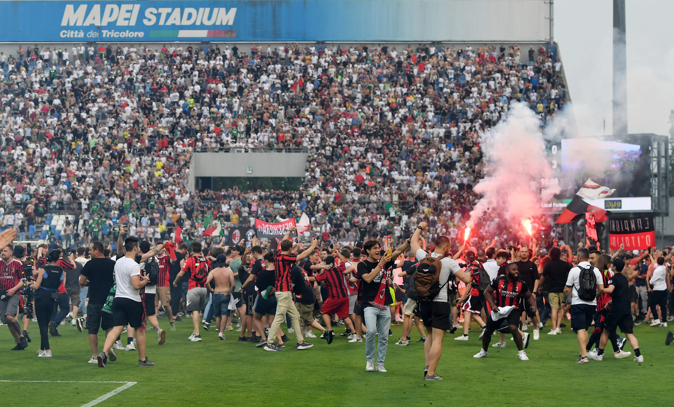 VIDEO – Assurdo ciò che è successo dopo Sassuolo – Milan, schiaffi e pugni ai tifosi