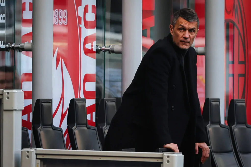 Paolo Maldini in panchina durante il pre partita di Milan Sassuolo