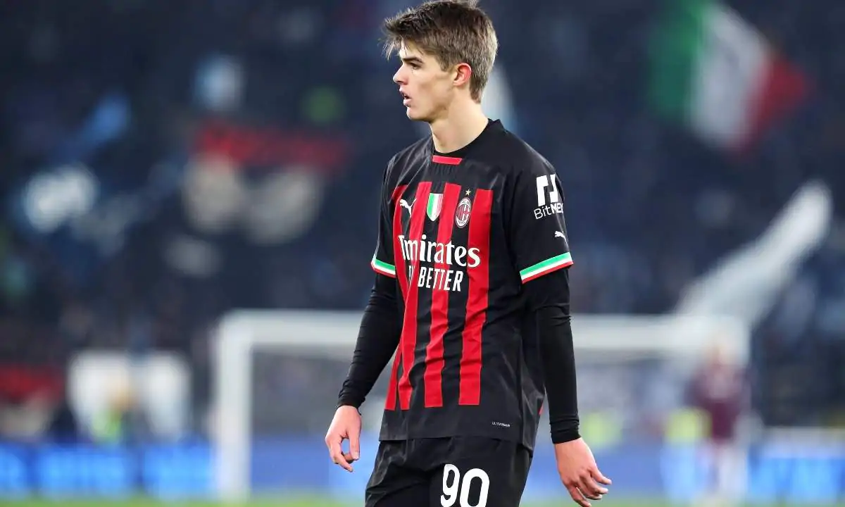 De Ketelaere con la maglia del Milan