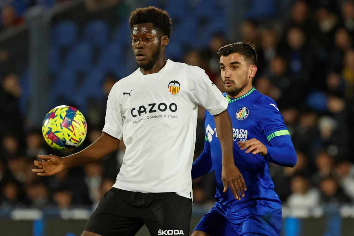 Musah in azione con la maglia del Valencia