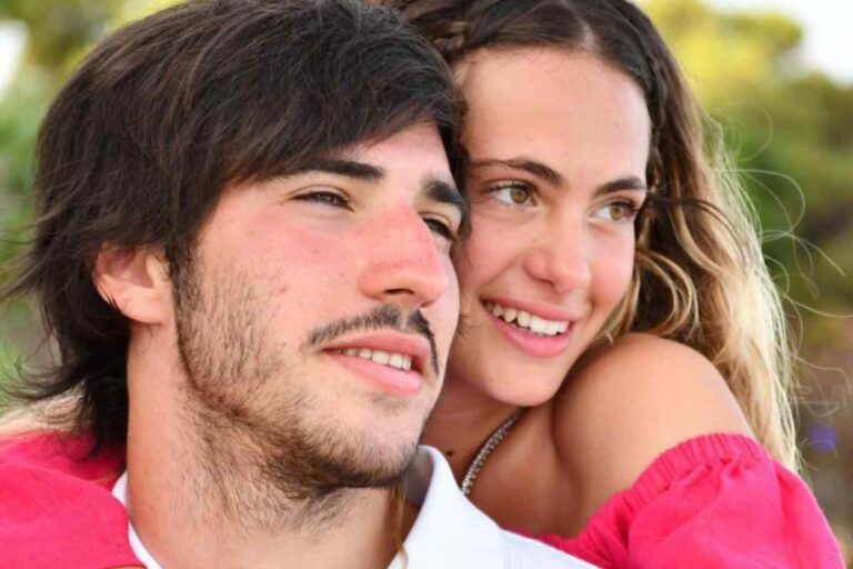 Sandro Tonali e Giulia Pastore: foto insieme in aereo