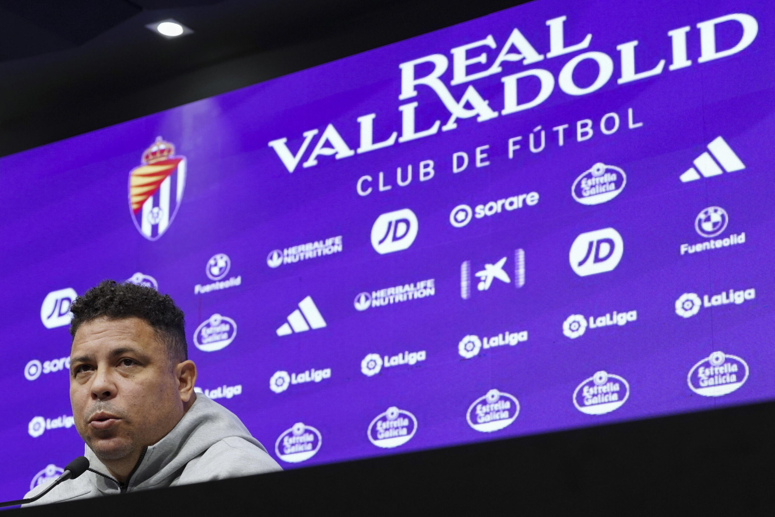 Ronaldo in conferenza stampa dopo la retrocessione con il Valladolid