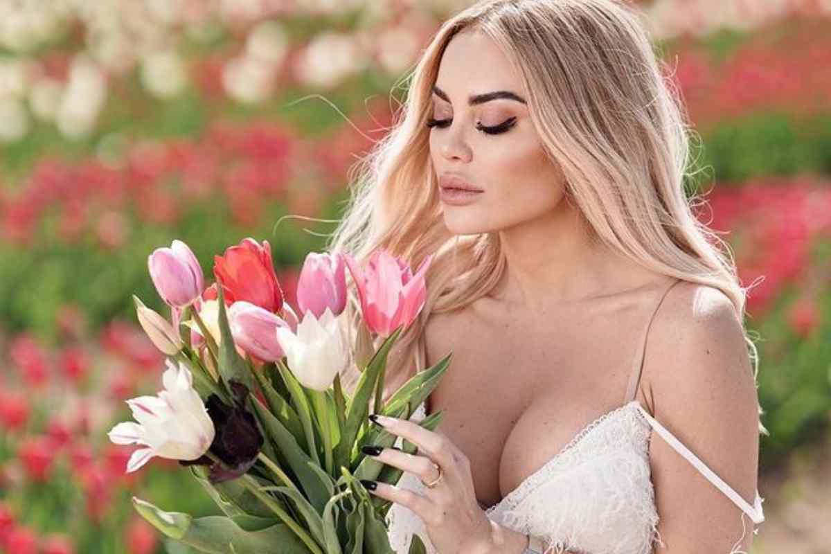 Elena Morali, una Dea fra i tulipani: la scollatura è da sogno (FOTO)