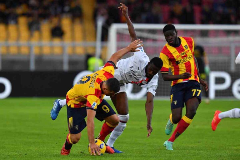 Lecce-Milan, il gesto dei calciatori a fine partita