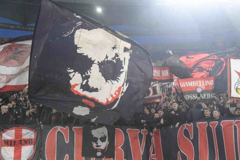 Tifosi del Milan contro Scaroni