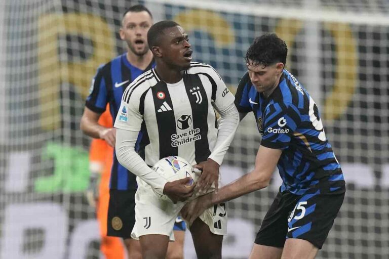 Kalulu con Bastoni durante Inter Juventus