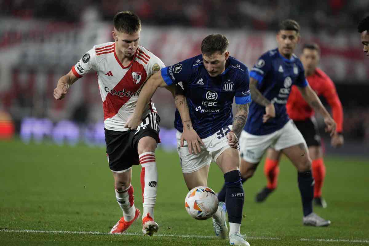 Mastantuono in azione con il River Plate