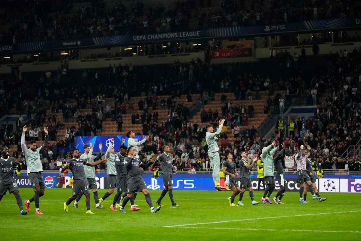 Il Milan esulta in campo con i tifosi