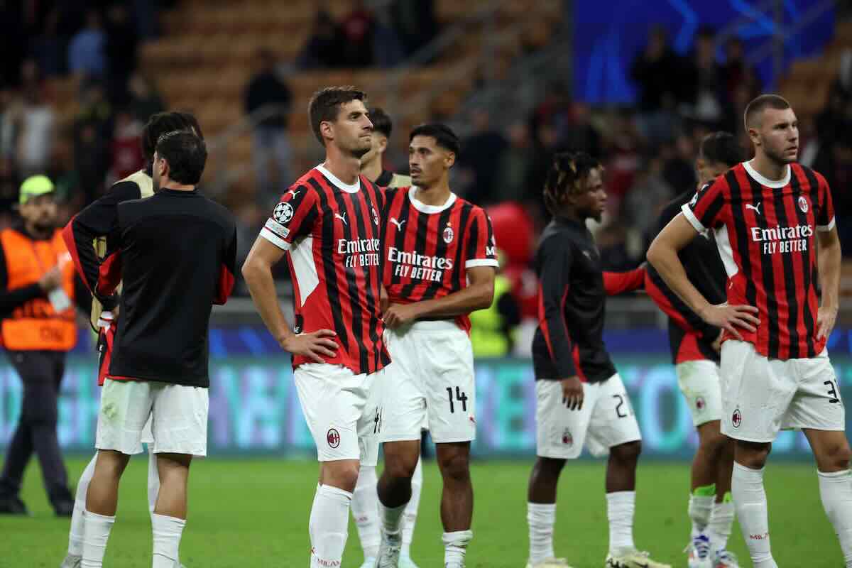 Giocatori del Milan sotto la Curva Sud