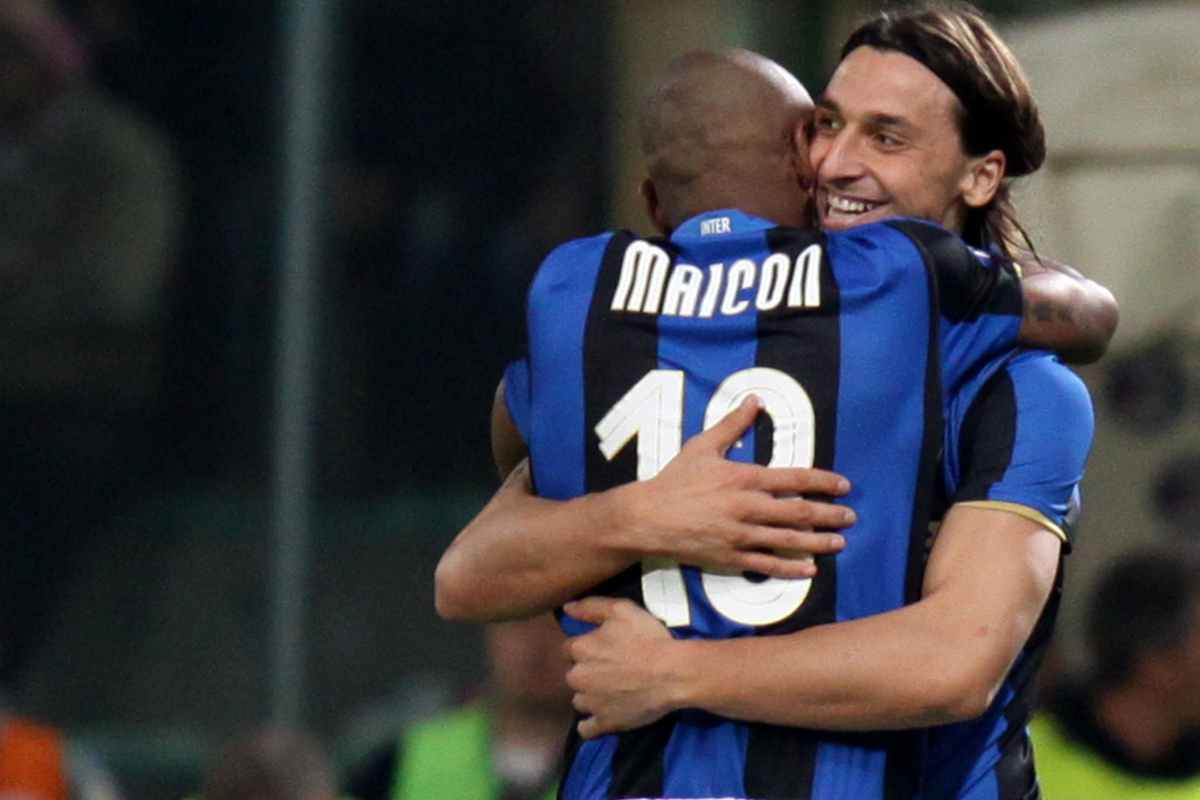 Maicon abbraccia Zlatan Ibrahimovic 