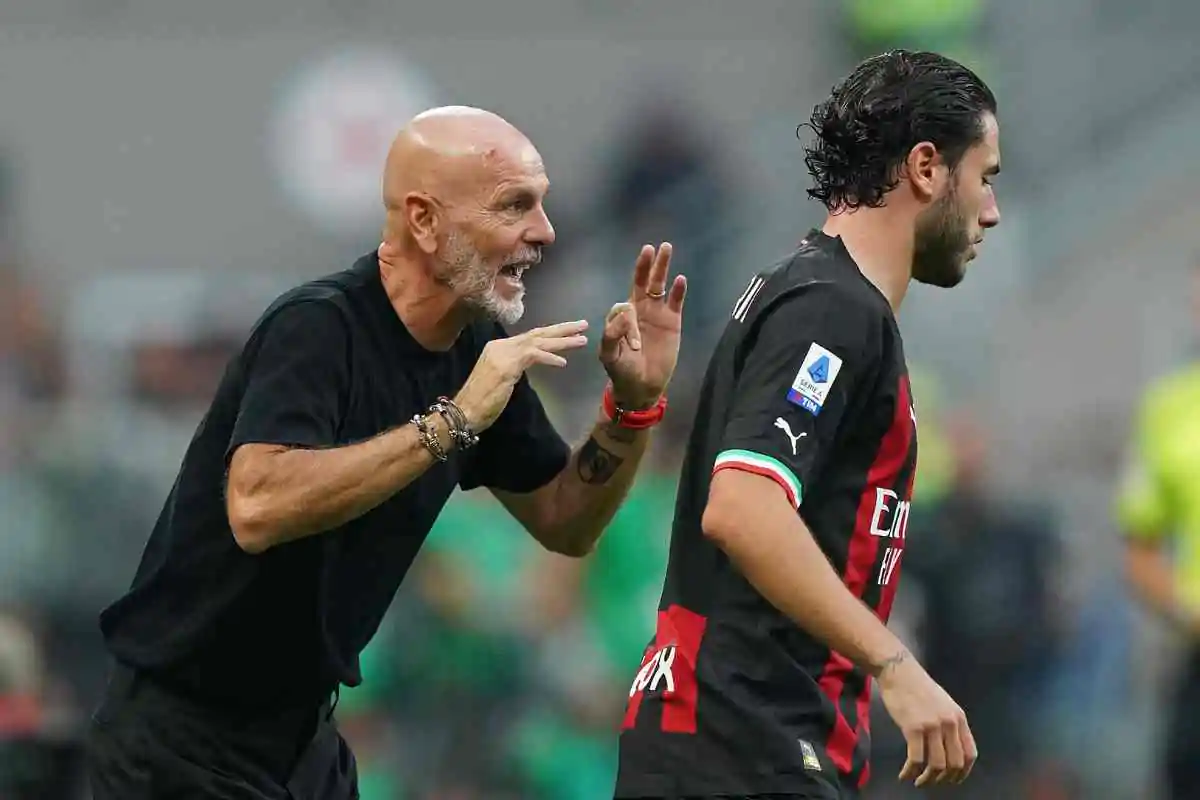 Stefano Pioli dà indicazioni a Davide Calabria