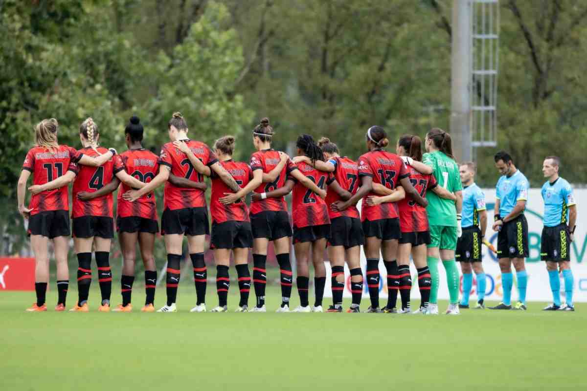 squadra Milan Women minuto raccoglimento 