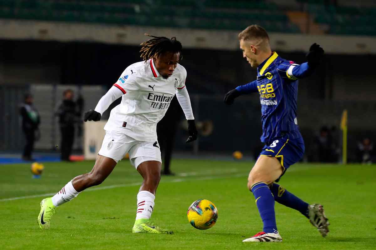 Chukwueze in campo intento nel dribbling