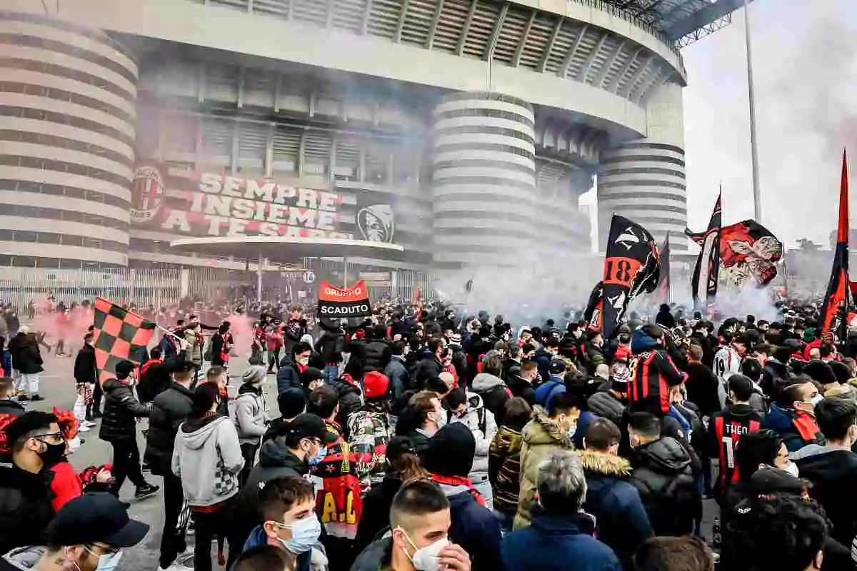 Tifoseria rossonera fuori San Siro