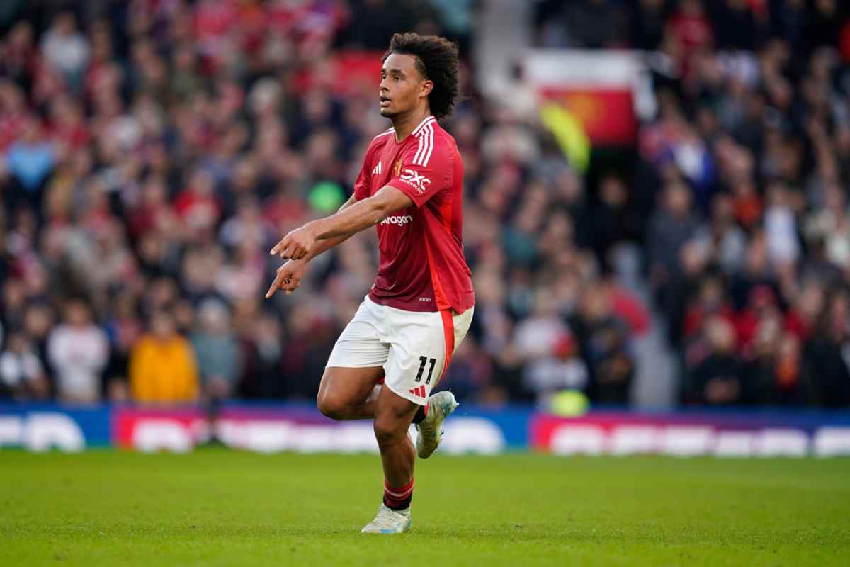 Zirkzee in campo con il Manchester United