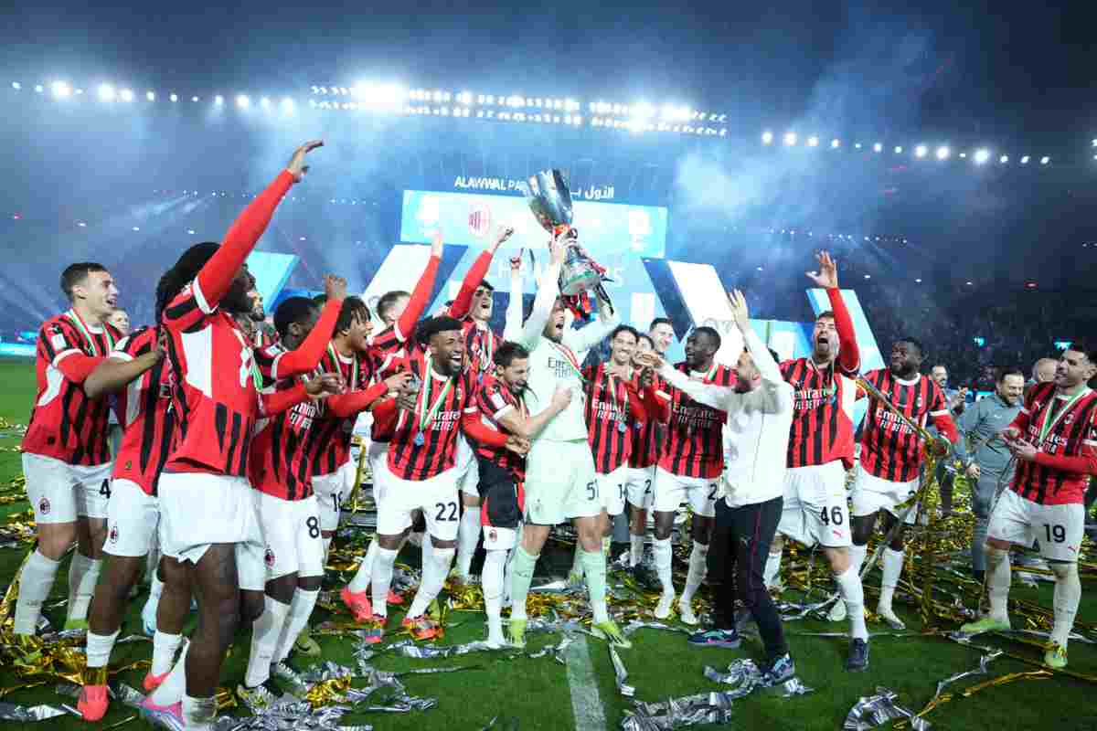 Gruppo Milan con coppa