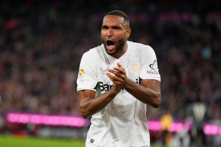 Jonathan Tah applaude