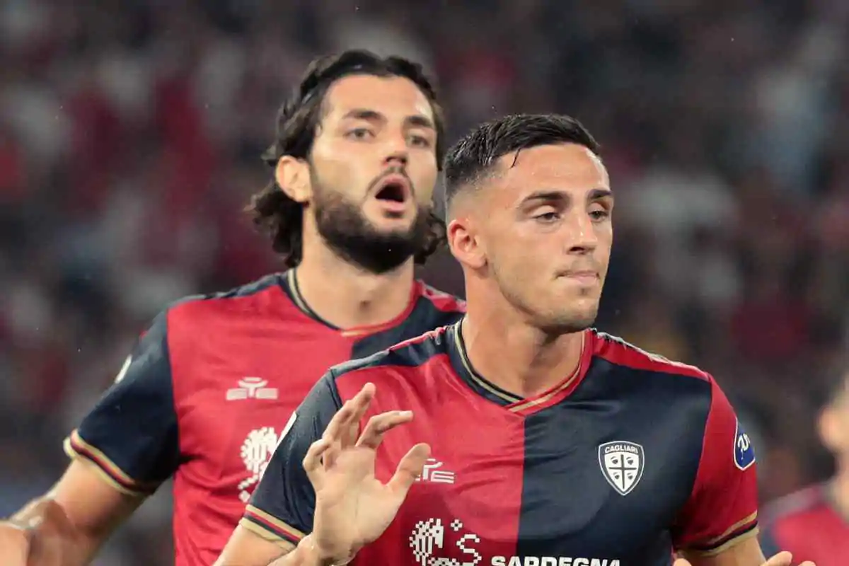 Gabriele Zappa e un suo compagno di squadra con la maglia del Cagliari