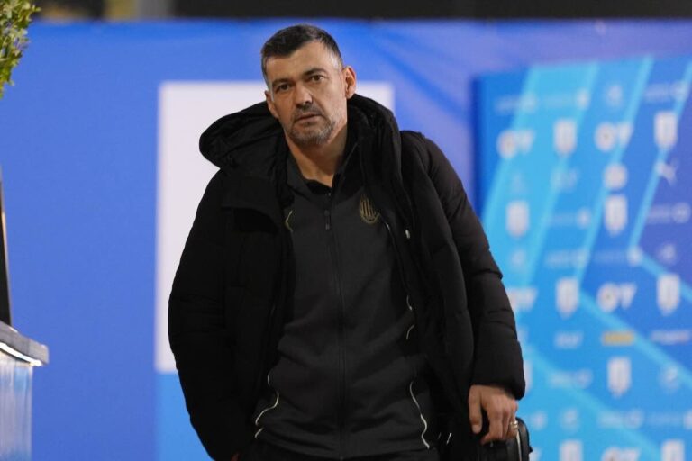 Sergio Conceicao allenatore del Milan si dirige verso gli spogliatoi