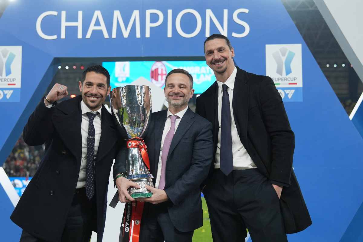 Dirigenza del Milan con la Supercoppa